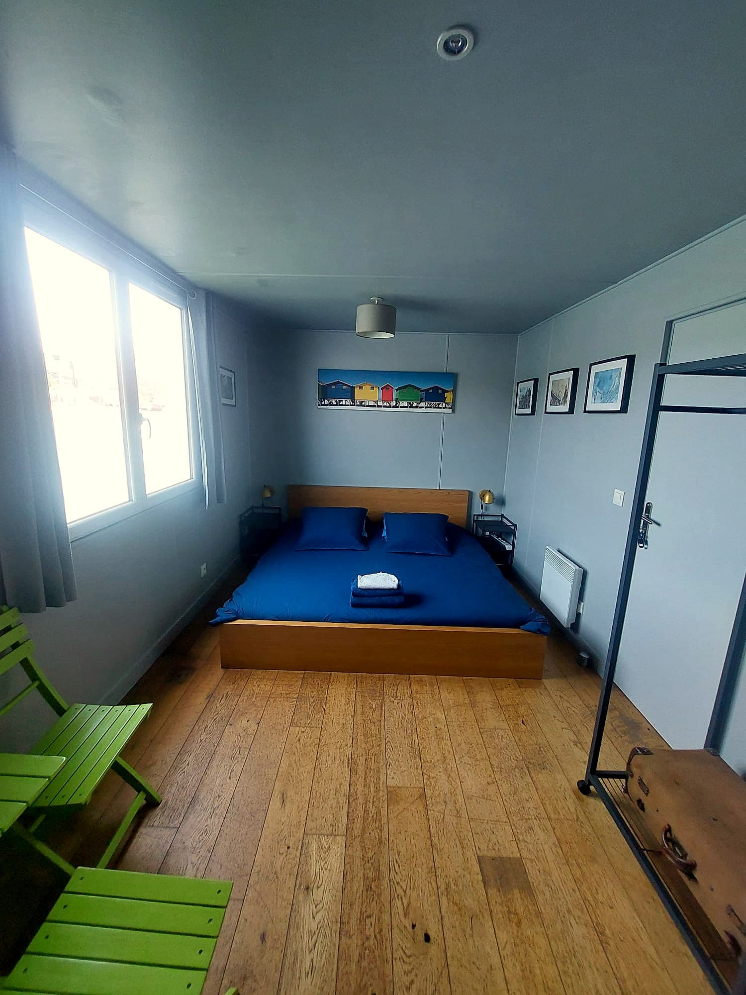La Suite Privative Vue Seine : grand lit double, parquet en chêne et fenêtre donnant sur le fleuve