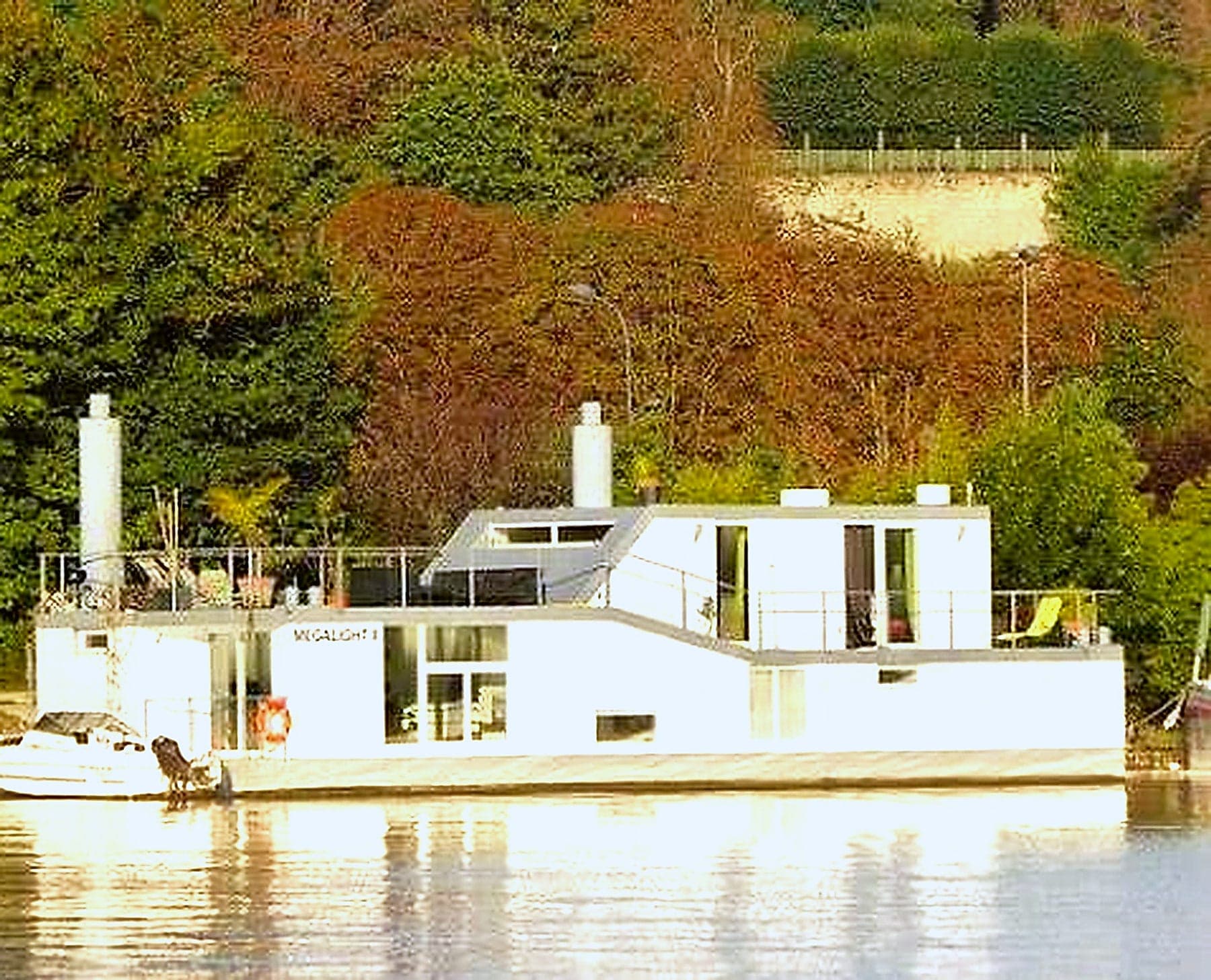La maison flottante Megalight II, amarrée au parc nautique de l'Île de Monsieur